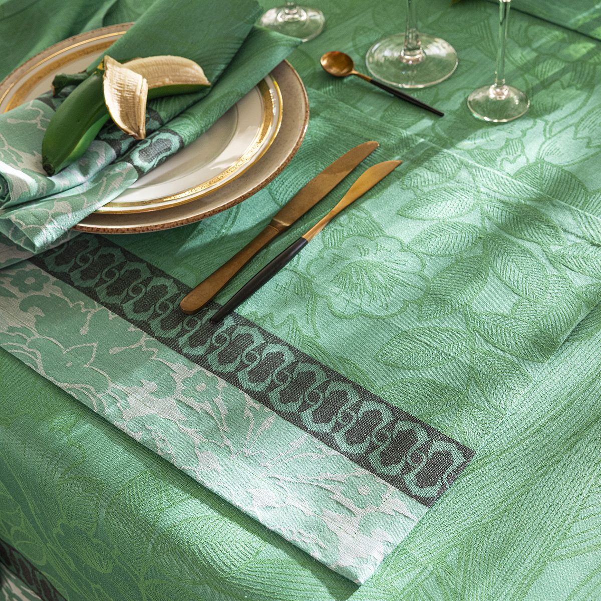 Escapade Tropicale - Linen Tablecloth, Placemats, Napkins & Runner