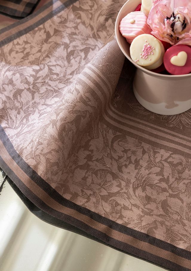 Romance - Linen Tablecloths, Placemats, Napkins & Runners