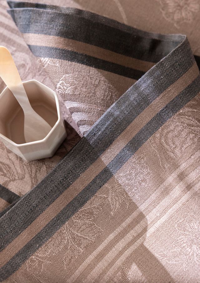 Romance - Linen Tablecloths, Placemats, Napkins & Runners