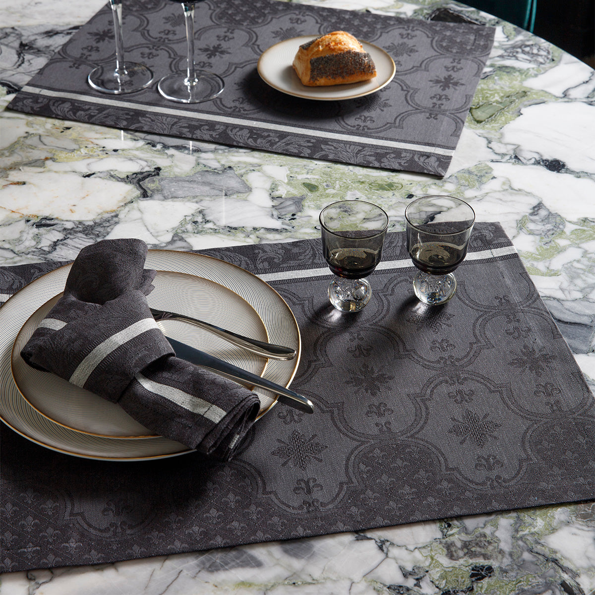 Armoiries - Linen Tablecloth, Placemats, Napkins & Runners